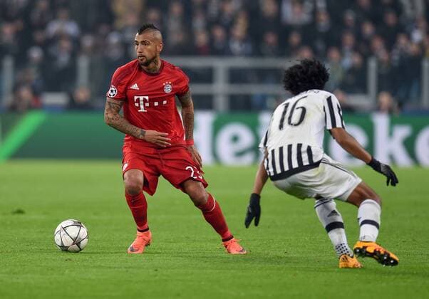 FUSSBALL CHAMPIONS LEAGUE SAISON 2015 2016 ACHTELFINALE HINSPIEL Juventus Turin - FC Bayern Muenchen 23.02.2016 Arturo Vidal (li, FC Bayern Muenchen) gegen Cuadrado (re, Juventus Turin) 