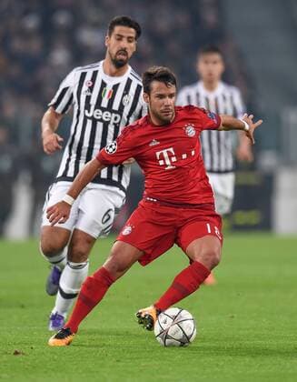FUSSBALL CHAMPIONS LEAGUE SAISON 2015 2016 ACHTELFINALE HINSPIEL Juventus Turin - FC Bayern Muenchen 23.02.2016 Juan Bernat (FC Bayern Muenchen) vor Sami Khedira (Juventus Turin) 