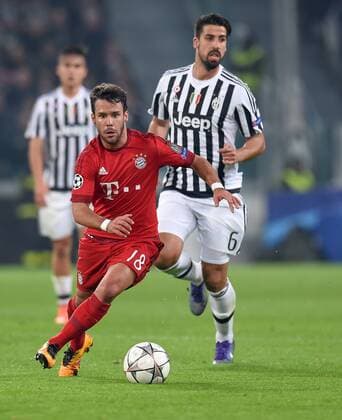 Fußball, Champions League, Juventus Turin - FC Bayern München FUSSBALL CHAMPIONS LEAGUE SAISON 2015 2016 ACHTELFINALE HINSPIEL Juventus Turin - FC Bayern Muenchen 23.02.2016 Juan Bernat (FC Bayern Muenchen) vor Sami Khedira (Juventus Turin) 