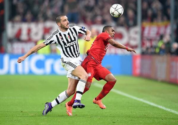 FUSSBALL CHAMPIONS LEAGUE SAISON 2015 2016 ACHTELFINALE HINSPIEL Juventus Turin - FC Bayern Muenchen 23.02.2016 Leonardo Bonucci (li, Juventus Turin) gegen Douglas Costa (re, FC Bayern Muenchen) 