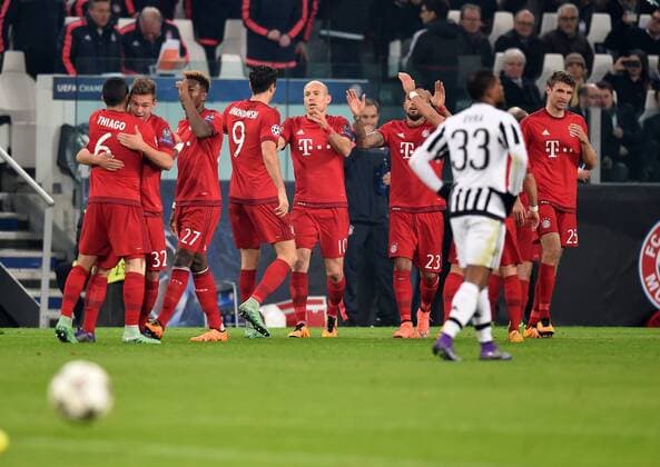 Fußball, Champions League, Juventus Turin - FC Bayern München FUSSBALL CHAMPIONS LEAGUE SAISON 2015 2016 ACHTELFINALE HINSPIEL Juventus Turin - FC Bayern Muenchen 23.02.2016 Thiago Alcantara, Joshua Kimmich, David Alaba, Robert Lewandowski, Arjen Robben, Arturo Vidal und Thomas Mueller (v.l., alle FC Bayern Muenchen) jubeln uber das zwischenzeitliche 0:2 