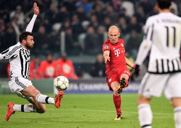 Fußball, Champions League, Juventus Turin - FC Bayern München FUSSBALL CHAMPIONS LEAGUE SAISON 2015 2016 ACHTELFINALE HINSPIEL Juventus Turin - FC Bayern Muenchen 23.02.2016 Arjen Robben (re, FC Bayern Muenchen) erzielt das Tor zum 0:2. Andrea Barzagli (li, Juventus Turin) kommt zu spaet 