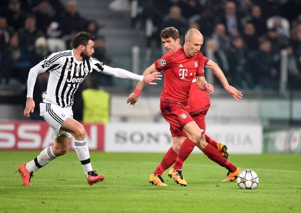 FUSSBALL CHAMPIONS LEAGUE SAISON 2015 2016 ACHTELFINALE HINSPIEL Juventus Turin - FC Bayern Muenchen 23.02.2016 Arjen Robben (re, FC Bayern Muenchen) gegen Andrea Barzagli (li, Juventus Turin) 