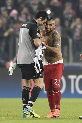 Fußball, Champions League, Juventus Turin - FC Bayern München Torino 23 02 2016 - Champions League Juventus Turin vs. FC Bayern München: Gianluigi Buffon-Arturo Vidal 