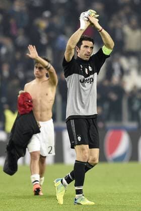 Fußball, Champions League, Juventus Turin - FC Bayern München Torino 23 02 2016 - Champions League Juventus Turin vs. FC Bayern München: Gianluigi Buffon-Paulo Dybala 