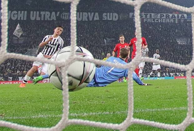 Paulo DYBALA, JUVE 21 Torschuss, schiesst das Tor zum 1-2 gegen Manuel NEUER, FCB 1 JUVENTUS TURIN - FC BAYERN MUENCHEN Achtelfinale, Fussball UEFA Champions League, in Turin, Italien, 23.02.2016 CL Saison 2015 2016, FCB, Muenchen