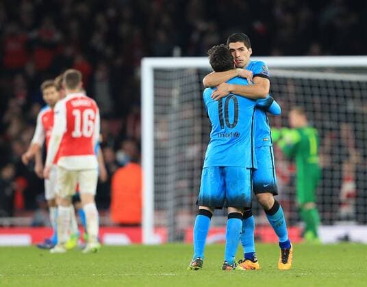 Fußball, Champions League, FC Arsenal - FC Barcelona, Matchwinner Lionel Messi Barcelona s Lionel Messi celebrates at the final whistle with Luis Suarez UEFA Champions League 2nd Round First Leg - Arsenal vs Barcelona - Emirates Stadium -England - 23rd February 2016 - Picture David Klein Sportimage EDITORIAL USE ONLY. No use with unauthorised audio, video, data, fixture lists, club league logos or live services. Online in-match use limited to 120 images, no video emulation. No use in betting, games or single club league player publications.
