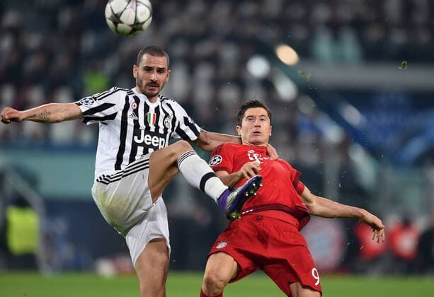 FUSSBALL CHAMPIONS LEAGUE SAISON 2015 2016 ACHTELFINALE HINSPIEL Juventus Turin - FC Bayern Muenchen 23.02.2016 Leonardo Bonucci (li, Juventus Turin) gegen Robert Lewandowski (re, FC Bayern Muenchen) 