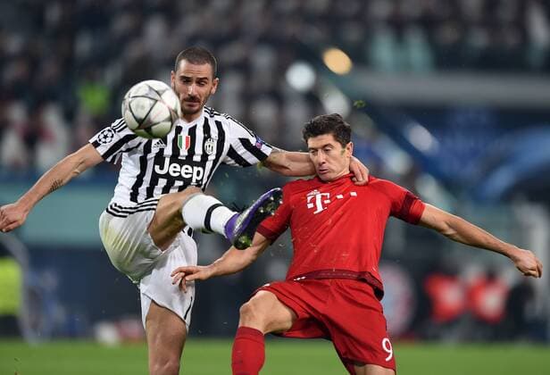 FUSSBALL CHAMPIONS LEAGUE SAISON 2015 2016 ACHTELFINALE HINSPIEL Juventus Turin - FC Bayern Muenchen 23.02.2016 Leonardo Bonucci (li, Juventus Turin) gegen Robert Lewandowski (re, FC Bayern Muenchen) 