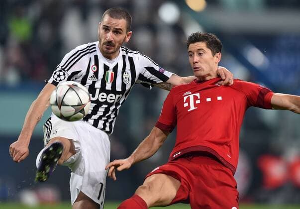 Fußball, Champions League, Juventus Turin - FC Bayern München FUSSBALL CHAMPIONS LEAGUE SAISON 2015 2016 ACHTELFINALE HINSPIEL Juventus Turin - FC Bayern Muenchen 23.02.2016 Leonardo Bonucci (li, Juventus Turin) gegen Robert Lewandowski (re, FC Bayern Muenchen) 