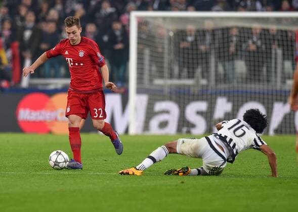Fußball, Champions League, Juventus Turin - FC Bayern München FUSSBALL CHAMPIONS LEAGUE SAISON 2015 2016 ACHTELFINALE HINSPIEL Juventus Turin - FC Bayern Muenchen 23.02.2016 Joshua Kimmich (li, FC Bayern Muenchen) gegen Cuadrado (re, Juventus Turin) 