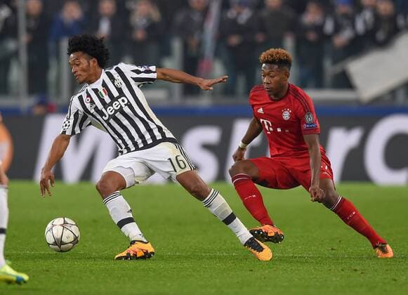 FUSSBALL CHAMPIONS LEAGUE SAISON 2015 2016 ACHTELFINALE HINSPIEL Juventus Turin - FC Bayern Muenchen 23.02.2016 Cuadrado (li, Juventus Turin) gegen David Alaba (re, FC Bayern Muenchen) 