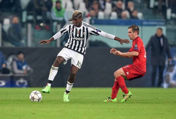 FUSSBALL CHAMPIONS LEAGUE SAISON 2015 2016 ACHTELFINALE HINSPIEL Juventus Turin - FC Bayern Muenchen 23.02.2016 Paul Pogba (li, Juventus Turin) gegen Philipp Lahm (re, FC Bayern Muenchen) 