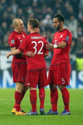 Fußball, Champions League, Juventus Turin - FC Bayern München Turin Arjen Robben (FC Bayern Muenchen) troestet Joshua Kimmich (FC Bayern Muenchen) nach dem 2:2 Mehdi Benatia FC Bayern Muenchen), Juventus FC vs.FC Bayern Muenchen, Fussball, Champions League Achtelfinale, 23.02.2016, Copyright: Eibner-Pressefoto Langer