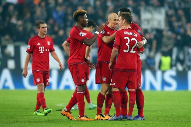 Fußball, Champions League, Juventus Turin - FC Bayern München Turin David Alaba (FC Bayern Muenchen)Arjen Robben (FC Bayern Muenchen) troesten Joshua Kimmich (FC Bayern Muenchen) nach dem 2:2, Juventus FC vs.FC Bayern Muenchen, Fussball, Champions League Achtelfinale, 23.02.2016, Copyright: Eibner-Pressefoto Langer