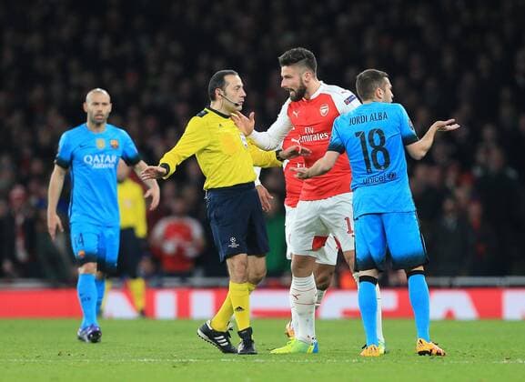 Fußball, Champions League, FC Arsenal - FC Barcelona Arsenal s Olivier Giroud complains to referee Cuneyt Cakir after a clash with Barcelona s Jordi Alba UEFA Champions League 2nd Round First Leg - Arsenal vs Barcelona - Emirates Stadium -England - 23rd February 2016 - Picture David Klein Sportimage EDITORIAL USE ONLY. No use with unauthorised audio, video, data, fixture lists, club league logos or live services. Online in-match use limited to 120 images, no video emulation. No use in betting, games or single club league player publications.