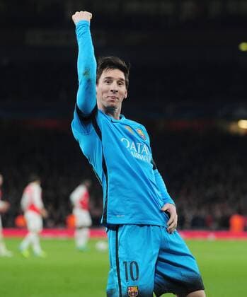 Fußball, Champions League, FC Arsenal - FC Barcelona, Matchwinner Lionel Messi Football - 2015 2016 Champions League - Round of 16, First Leg: Arsenal vs. Barcelona Lionel Messi of Barcelona celebrates scoring goal no 2 from the penalty spot at The Emirates. COLORSPORT ANDREW COWIE 