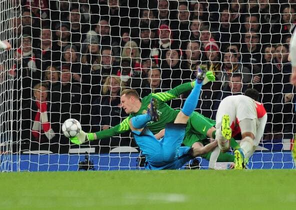 Fußball, Champions League, FC Arsenal - FC Barcelona Football - 2015 2016 Champions League - Round of 16, First Leg: Arsenal vs. Barcelona Marc Andre Ter Stegen of Barcelona saves one handed from Olivier Giroud at The Emirates. COLORSPORT ANDREW COWIE 