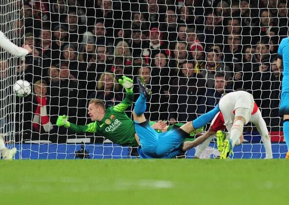 Football - 2015 2016 Champions League - Round of 16, First Leg: Arsenal vs. Barcelona Marc Andre Ter Stegen of Barcelona saves one handed from Olivier Giroud at The Emirates. COLORSPORT ANDREW COWIE 