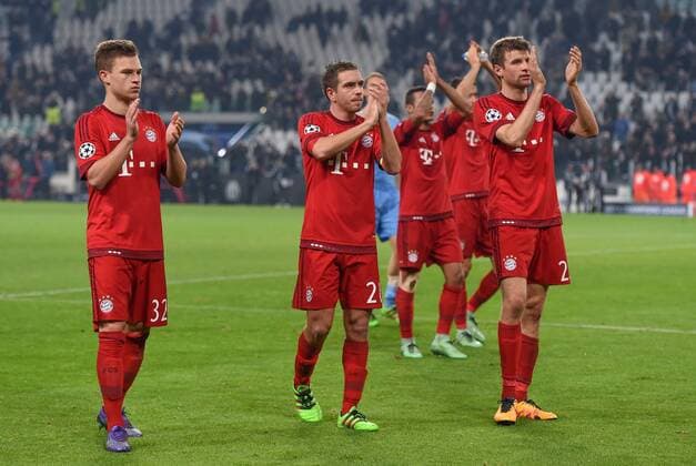 FUSSBALL CHAMPIONS LEAGUE SAISON 2015 2016 ACHTELFINALE HINSPIEL Juventus Turin - FC Bayern Muenchen 23.02.2016 Joshua Kimmich, Philipp Lahm und Thomas Mueller (v.l.. alle FC Bayern Muenchen) nach dem Abpfiff 