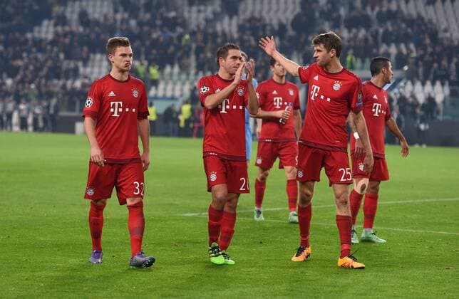 FUSSBALL CHAMPIONS LEAGUE SAISON 2015 2016 ACHTELFINALE HINSPIEL Juventus Turin - FC Bayern Muenchen 23.02.2016 Joshua Kimmich, Philipp Lahm und Thomas Mueller (v.l.. alle FC Bayern Muenchen) nach dem Abpfiff 