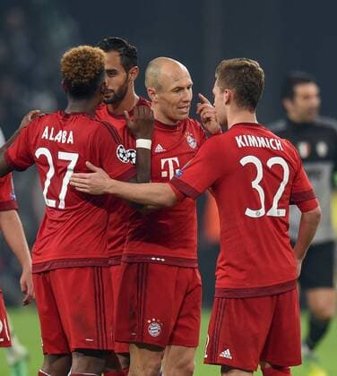 FUSSBALL CHAMPIONS LEAGUE SAISON 2015 2016 ACHTELFINALE HINSPIEL Juventus Turin - FC Bayern Muenchen 23.02.2016 David Alaba, Mehdi Benatia, Arjen Robben und Joshua Kimmich (v.l., alle FC Bayern Muenchen) nach dem Abpfiff 
