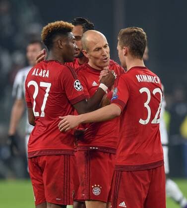 FUSSBALL CHAMPIONS LEAGUE SAISON 2015 2016 ACHTELFINALE HINSPIEL Juventus Turin - FC Bayern Muenchen 23.02.2016 David Alaba, Mehdi Benatia, Arjen Robben und Joshua Kimmich (v.l., alle FC Bayern Muenchen) nach dem Abpfiff 