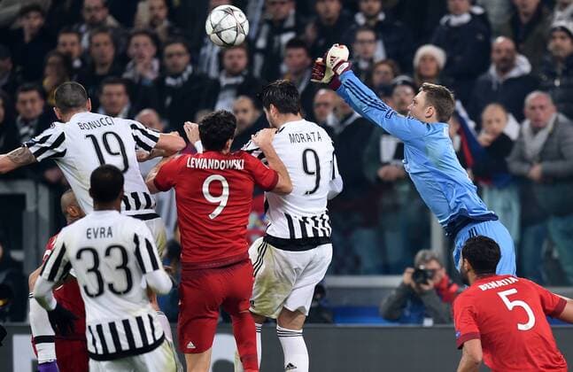 FUSSBALL CHAMPIONS LEAGUE SAISON 2015 2016 ACHTELFINALE HINSPIEL Juventus Turin - FC Bayern Muenchen 23.02.2016 Torwart Manuel Neuer (re, FC Bayern Muenchen) gegen Leonardo Bonucci und Alvaro Morata (v.l., beide Juventus Turin) 