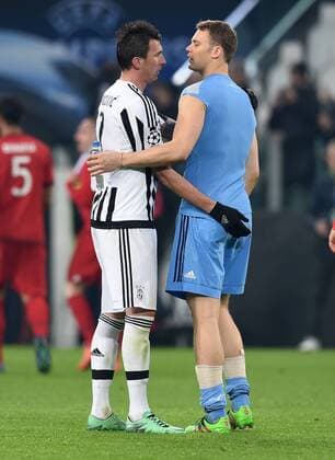 FUSSBALL CHAMPIONS LEAGUE SAISON 2015 2016 ACHTELFINALE HINSPIEL Juventus Turin - FC Bayern Muenchen 23.02.2016 Mario Mandzukic (li, Juventus Turin) und Torwart Manuel Neuer (re, FC Bayern Muenchen) verabschieden sich nach dem Abopfiff 