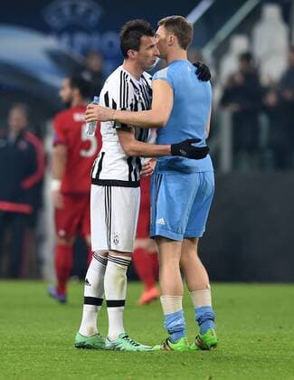 FUSSBALL CHAMPIONS LEAGUE SAISON 2015 2016 ACHTELFINALE HINSPIEL Juventus Turin - FC Bayern Muenchen 23.02.2016 Mario Mandzukic (li, Juventus Turin) und Torwart Manuel Neuer (re, FC Bayern Muenchen) verabschieden sich nach dem Abopfiff 