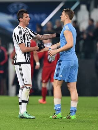 FUSSBALL CHAMPIONS LEAGUE SAISON 2015 2016 ACHTELFINALE HINSPIEL Juventus Turin - FC Bayern Muenchen 23.02.2016 Mario Mandzukic (li, Juventus Turin) und Torwart Manuel Neuer (re, FC Bayern Muenchen) verabschieden sich nach dem Abopfiff 