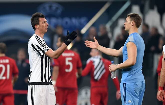 FUSSBALL CHAMPIONS LEAGUE SAISON 2015 2016 ACHTELFINALE HINSPIEL Juventus Turin - FC Bayern Muenchen 23.02.2016 Mario Mandzukic (li, Juventus Turin) und Torwart Manuel Neuer (re, FC Bayern Muenchen) verabschieden sich nach dem Abopfiff 