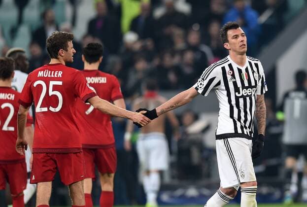 FUSSBALL CHAMPIONS LEAGUE SAISON 2015 2016 ACHTELFINALE HINSPIEL Juventus Turin - FC Bayern Muenchen 23.02.2016 Mario Mandzukic (re, Juventus Turin) und Thomas Mueller (li, FC Bayern Muenchen) verabschieden sich nach dem Abopfiff 