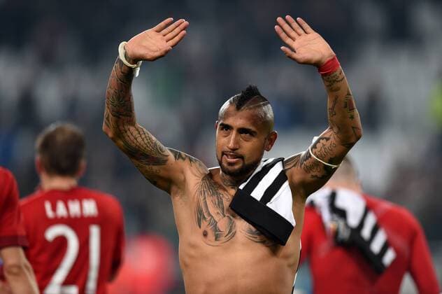FUSSBALL CHAMPIONS LEAGUE SAISON 2015 2016 ACHTELFINALE HINSPIEL Juventus Turin - FC Bayern Muenchen 23.02.2016 Arturo Vidal (FC Bayern Muenchen) bedankt sich nach dem Abpfiff bei den Fans 