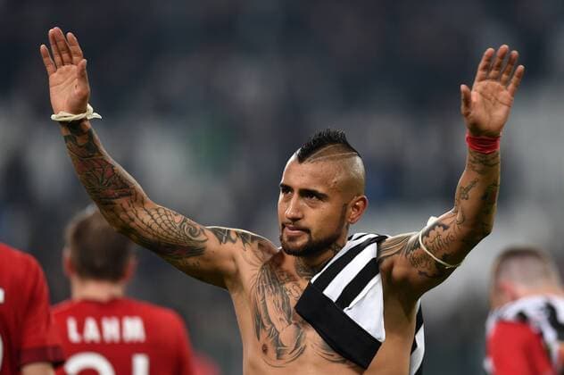 FUSSBALL CHAMPIONS LEAGUE SAISON 2015 2016 ACHTELFINALE HINSPIEL Juventus Turin - FC Bayern Muenchen 23.02.2016 Arturo Vidal (FC Bayern Muenchen) bedankt sich nach dem Abpfiff bei den Fans 