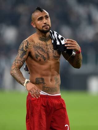 FUSSBALL CHAMPIONS LEAGUE SAISON 2015 2016 ACHTELFINALE HINSPIEL Juventus Turin - FC Bayern Muenchen 23.02.2016 Arturo Vidal (FC Bayern Muenchen) bedankt sich nach dem Abpfiff bei den Fans 