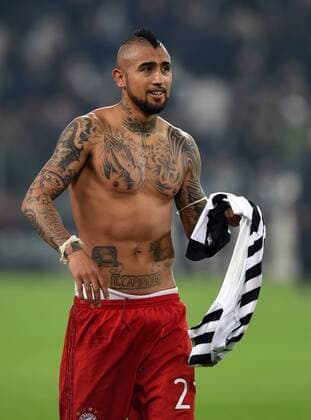 FUSSBALL CHAMPIONS LEAGUE SAISON 2015 2016 ACHTELFINALE HINSPIEL Juventus Turin - FC Bayern Muenchen 23.02.2016 Arturo Vidal (FC Bayern Muenchen) bedankt sich nach dem Abpfiff bei den Fans 