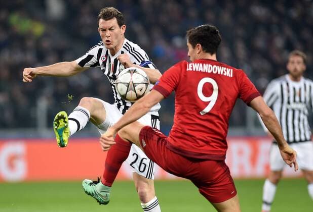 FUSSBALL CHAMPIONS LEAGUE SAISON 2015 2016 ACHTELFINALE HINSPIEL Juventus Turin - FC Bayern Muenchen 23.02.2016 Stephan Lichtsteiner (li, Juventus Turin) gegen Robert Lewandowski (re, FC Bayern Muenchen) 