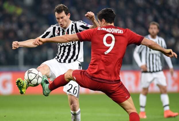 FUSSBALL CHAMPIONS LEAGUE SAISON 2015 2016 ACHTELFINALE HINSPIEL Juventus Turin - FC Bayern Muenchen 23.02.2016 Stephan Lichtsteiner (li, Juventus Turin) gegen Robert Lewandowski (re, FC Bayern Muenchen) 
