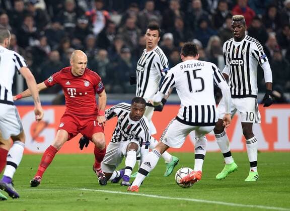 FUSSBALL CHAMPIONS LEAGUE SAISON 2015 2016 ACHTELFINALE HINSPIEL Juventus Turin - FC Bayern Muenchen 23.02.2016 Arjen Robben (li, FC Bayern Muenchen) gegen die Turiner Patrice Evra, Mario Mandzukic, Andrea Barzagli und Paul Pogba (v.l., alle Juventus Turin) 