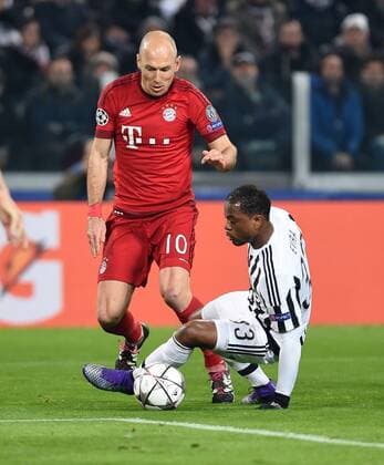 FUSSBALL CHAMPIONS LEAGUE SAISON 2015 2016 ACHTELFINALE HINSPIEL Juventus Turin - FC Bayern Muenchen 23.02.2016 Arjen Robben (li, FC Bayern Muenchen) gegen Patrice Evra (re, Juventus Turin) 