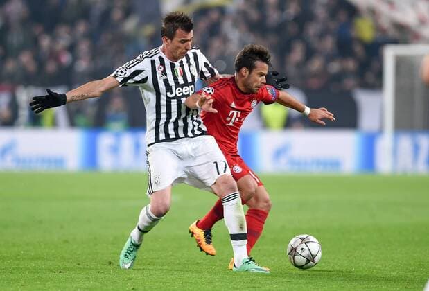 FUSSBALL CHAMPIONS LEAGUE SAISON 2015 2016 ACHTELFINALE HINSPIEL Juventus Turin - FC Bayern Muenchen 23.02.2016 Mario Mandzukic (li, Juventus Turin) gegen Juan Bernat (re, FC Bayern Muenchen) 
