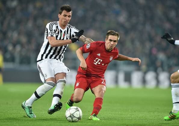 FUSSBALL CHAMPIONS LEAGUE SAISON 2015 2016 ACHTELFINALE HINSPIEL Juventus Turin - FC Bayern Muenchen 23.02.2016 Mario Mandzukic (li, Juventus Turin) gegen Philipp Lahm (re, FC Bayern Muenchen) 
