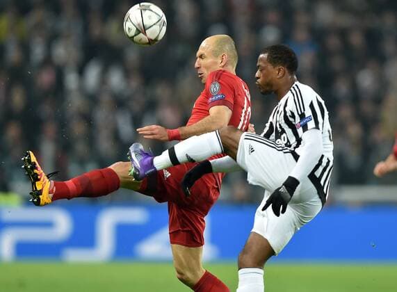 FUSSBALL CHAMPIONS LEAGUE SAISON 2015 2016 ACHTELFINALE HINSPIEL Juventus Turin - FC Bayern Muenchen 23.02.2016 Arjen Robben (li, FC Bayern Muenchen) gegen Patrice Evra (re, Juventus Turin) 