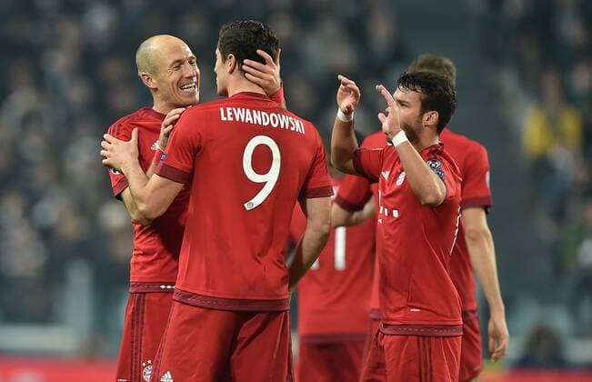 FUSSBALL CHAMPIONS LEAGUE SAISON 2015 2016 ACHTELFINALE HINSPIEL Juventus Turin - FC Bayern Muenchen 23.02.2016 Torjubel nach dem 0:2: Arjen Robben, Robert Lewandowski und Juan Bernat (v.l., alle FC Bayern Muenchen) 
