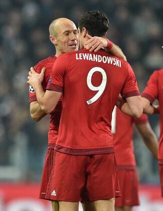 FUSSBALL CHAMPIONS LEAGUE SAISON 2015 2016 ACHTELFINALE HINSPIEL Juventus Turin - FC Bayern Muenchen 23.02.2016 Torjubel nach dem 0:2: Arjen Robben und Robert Lewandowski (v.l., beide FC Bayern Muenchen) 