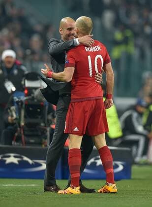 FUSSBALL CHAMPIONS LEAGUE SAISON 2015 2016 ACHTELFINALE HINSPIEL Juventus Turin - FC Bayern Muenchen 23.02.2016 Torjubel nach dem 0:2: Trainer Pep Guardiola und Arjen Robben (v.l., beide FC Bayern Muenchen) 