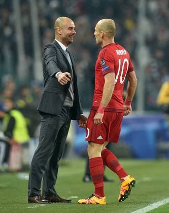 FUSSBALL CHAMPIONS LEAGUE SAISON 2015 2016 ACHTELFINALE HINSPIEL Juventus Turin - FC Bayern Muenchen 23.02.2016 Torjubel nach dem 0:2: Trainer Pep Guardiola und Arjen Robben (v.l., beide FC Bayern Muenchen) 