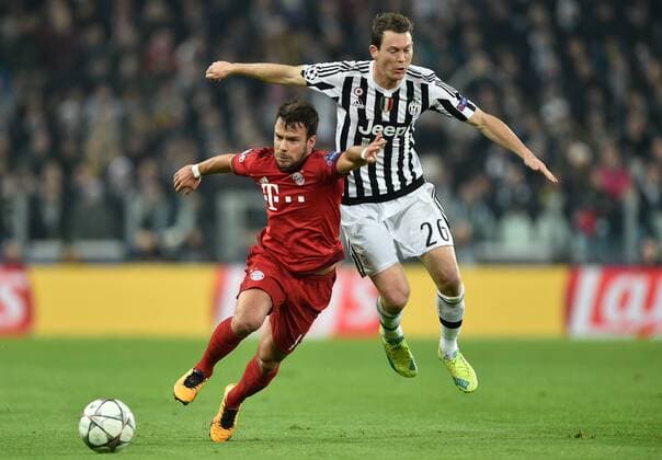 FUSSBALL CHAMPIONS LEAGUE SAISON 2015 2016 ACHTELFINALE HINSPIEL Juventus Turin - FC Bayern Muenchen 23.02.2016 Juan Bernat (li, FC Bayern Muenchen) gegen Stephan Lichtsteiner (re, beide Juventus Turin) 