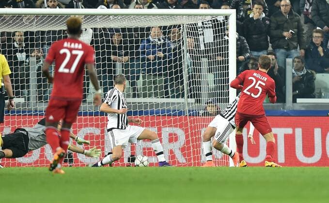 FUSSBALL CHAMPIONS LEAGUE SAISON 2015 2016 ACHTELFINALE HINSPIEL Juventus Turin - FC Bayern Muenchen 23.02.2016 Thomas Mueller (re, FC Bayern Muenchen) erzielt das Tor zum 0:1 